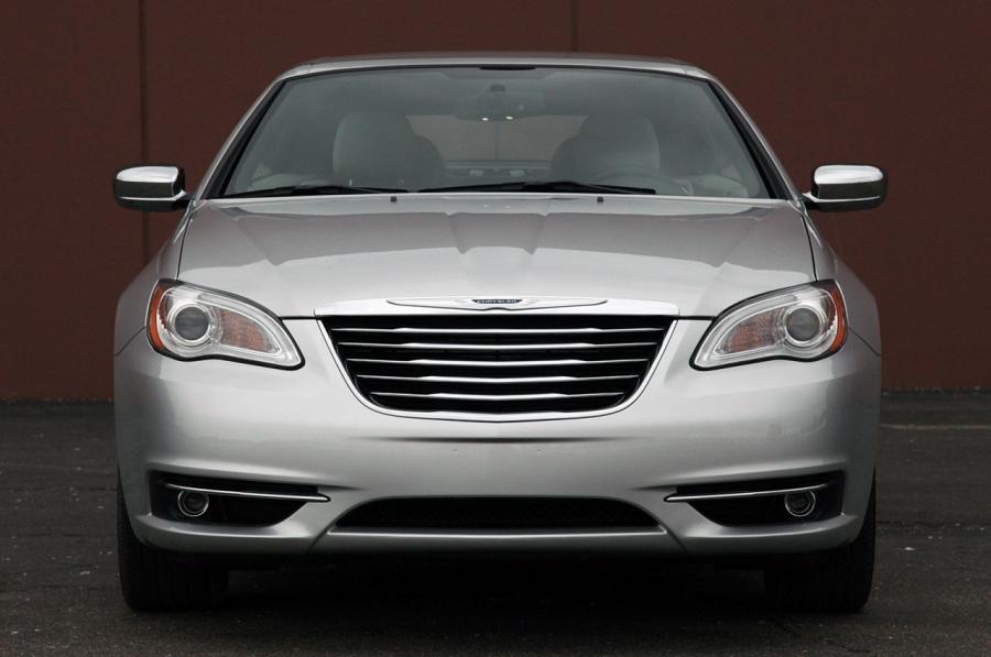  Chrysler 200 Convertible 2011 года  (фото 23 из 73)